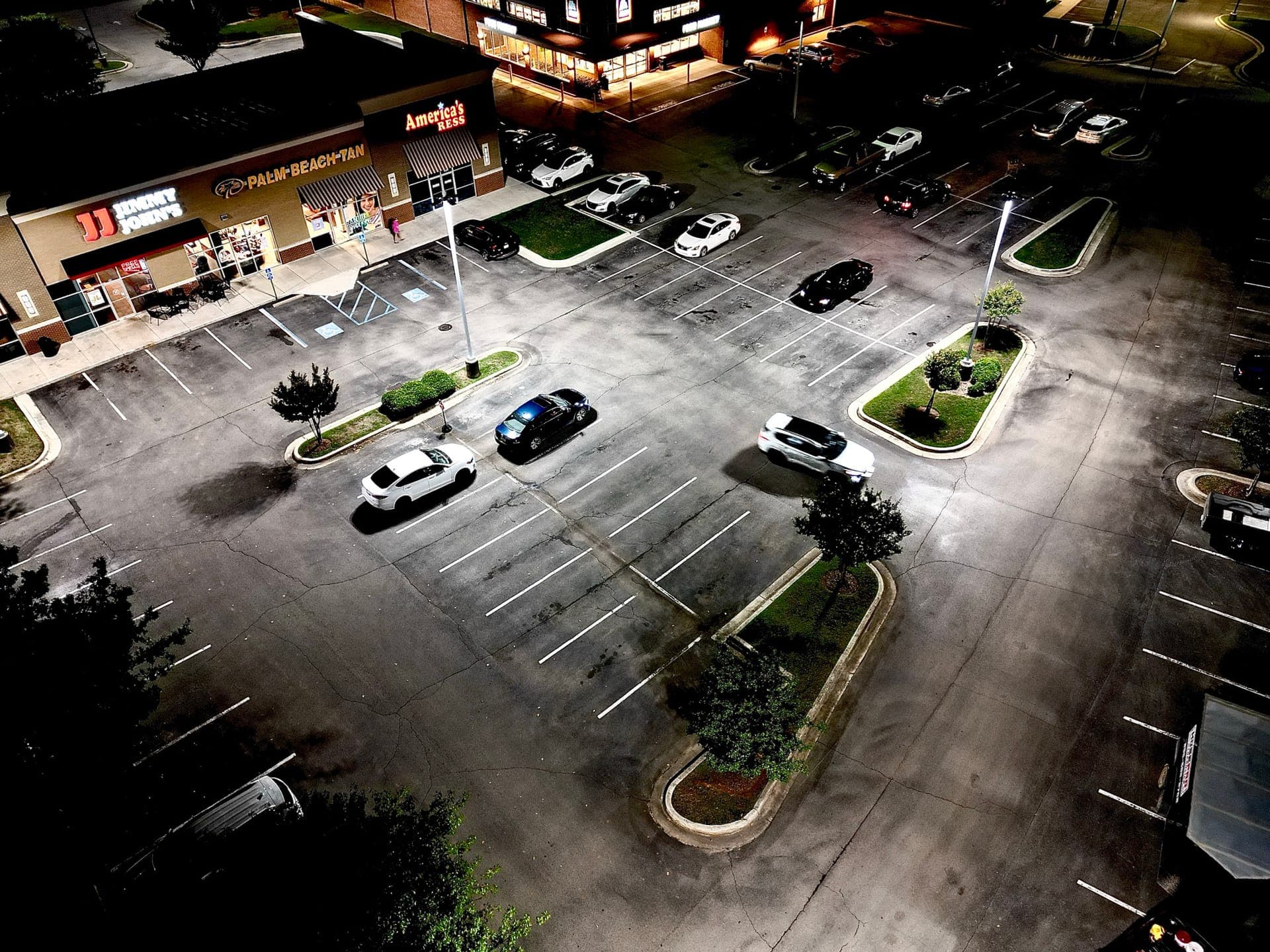 Lawson Ridge shopping center parking lot at night, evenly lit after an Energie Solutions lighting upgrade
